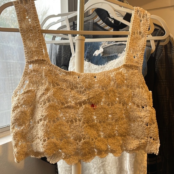 Julia Floral Crochet Sleeveless Cropped Top - Picture 3 of 4